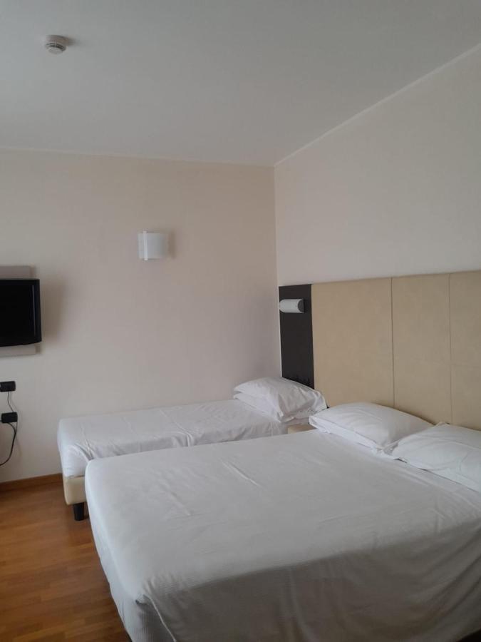 Elysium Hotel Raya Mediglia Dış mekan fotoğraf